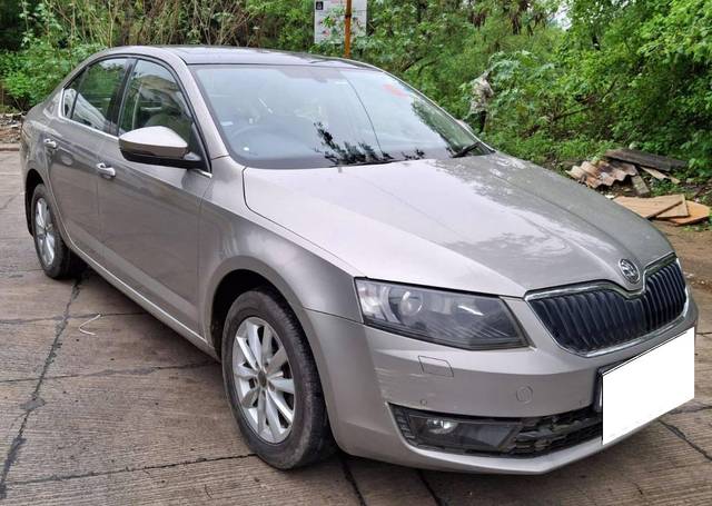 https://images10.gaadi.com/usedcar_image/4562221/original/processed_3070bb8933c31ff4164981e83a3ffb7c.jpg?imwidth=6400