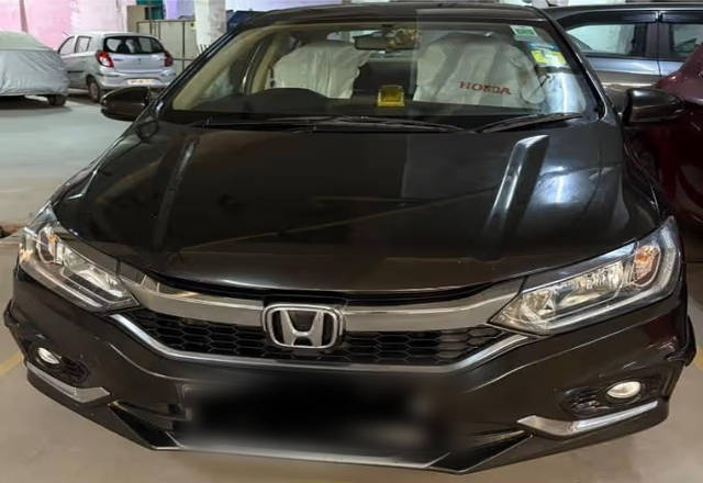 https://images10.gaadi.com/usedcar_image/4562273/original/f9f26f67-2418-4891-b7cf-75b9e05ad79c.?imwidth=6401