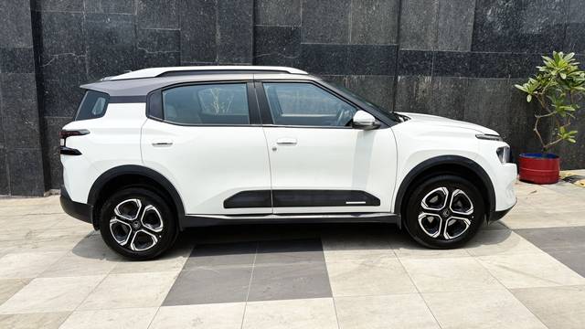 https://images10.gaadi.com/usedcar_image/4562431/original/8c3101b4a8305b9d1432bb5337e4ab3e.jpg?imwidth=6401