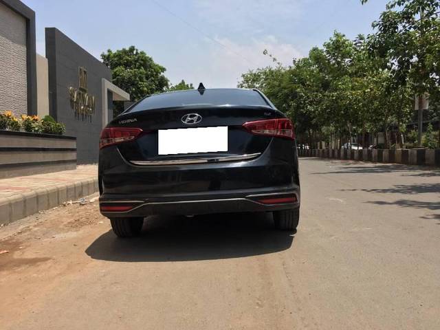 https://images10.gaadi.com/usedcar_image/4562458/original/processed_11e21a7f-d548-4e70-8dfe-e5ab59f943d5.jpg?imwidth=6402