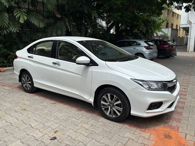 https://images10.gaadi.com/usedcar_image/4562503/original/aa7d5c23967750ecbae7ba1bfedd4b9a.jpg?imwidth=6400