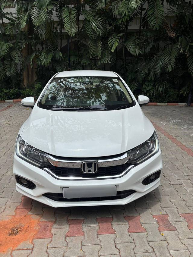 https://images10.gaadi.com/usedcar_image/4562503/original/processed_e4cd9ba5e47a470f6613cd58772f13f4.jpg?imwidth=6402
