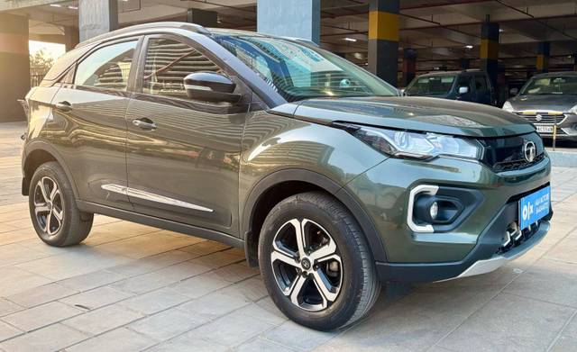 https://images10.gaadi.com/usedcar_image/4562640/original/processed_fe53e9aa864cf698374dd3c062552679.jpg?imwidth=6401
