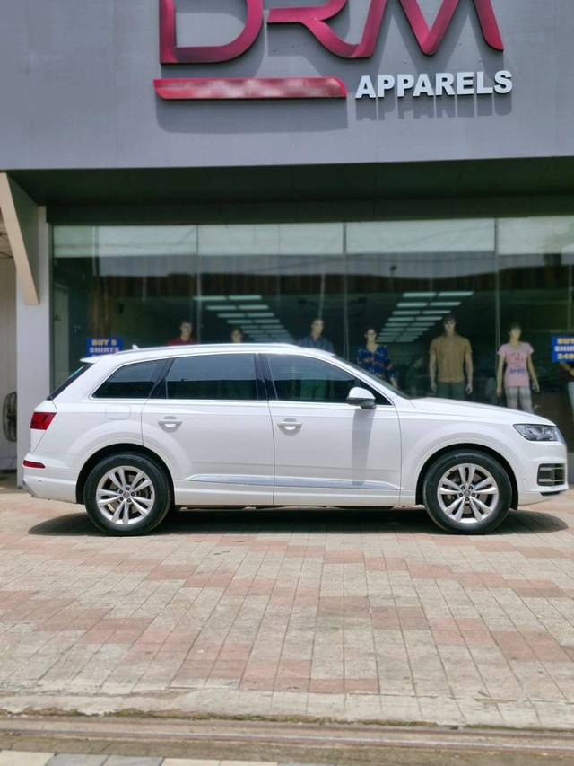 https://images10.gaadi.com/usedcar_image/4562714/original/processed_0e533b1e1767ab326a1f8199fa95d96b.jpg?imwidth=6401