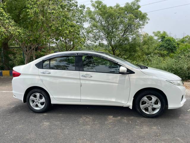 https://images10.gaadi.com/usedcar_image/4562715/original/b7685983876a364bd6b69725ead7e9e3.jpg?imwidth=6401