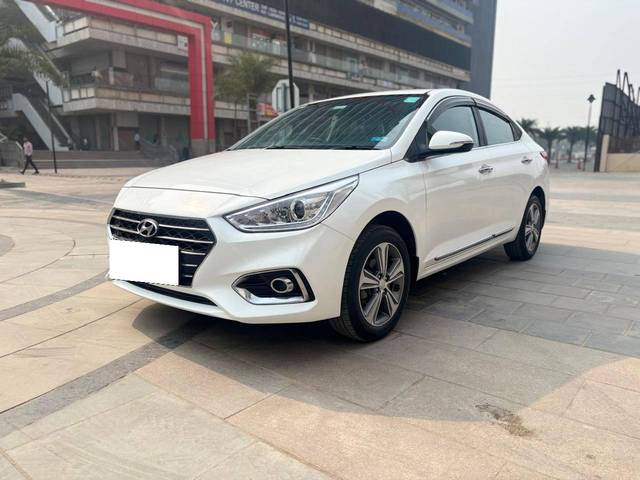 https://images10.gaadi.com/usedcar_image/4562742/original/processed_d874cee0588bae29778907517372b581.jpg?imwidth=6402