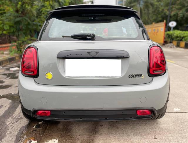 https://images10.gaadi.com/usedcar_image/4562759/original/processed_72f5346bf0875269715171dee8b42460.jpg?imwidth=6402