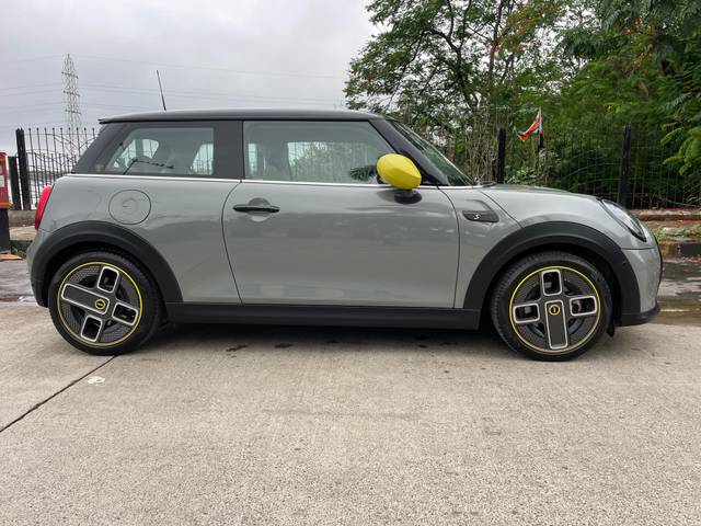 https://images10.gaadi.com/usedcar_image/4562759/original/processed_b61082075b70e3502bed09d93a50cf0a.jpg?imwidth=6401