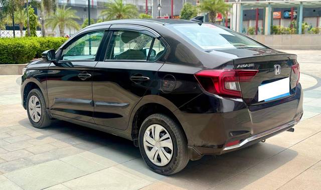 https://images10.gaadi.com/usedcar_image/4562764/original/processed_cb5f6c474279109a22549818ab0569e5.jpg?imwidth=6401