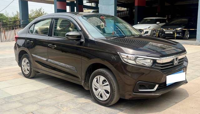 https://images10.gaadi.com/usedcar_image/4562764/original/processed_dd8fbc9ce66a17dc8a8efe0884ee22ed.jpg?imwidth=6400