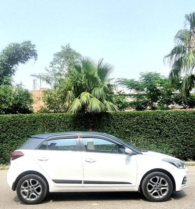 https://images10.gaadi.com/usedcar_image/4562821/original/e58a08bd5e21faa6d2122ccf37369c71.jpg?imwidth=6401