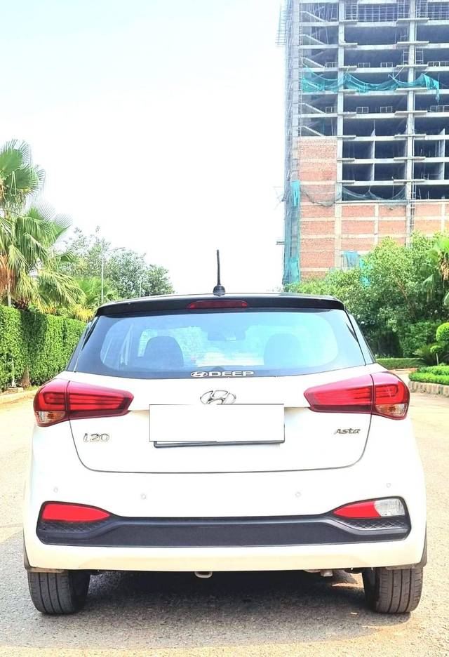 https://images10.gaadi.com/usedcar_image/4562821/original/processed_2df8341cfbb05c477815d8ca7eebefd7.jpg?imwidth=6402
