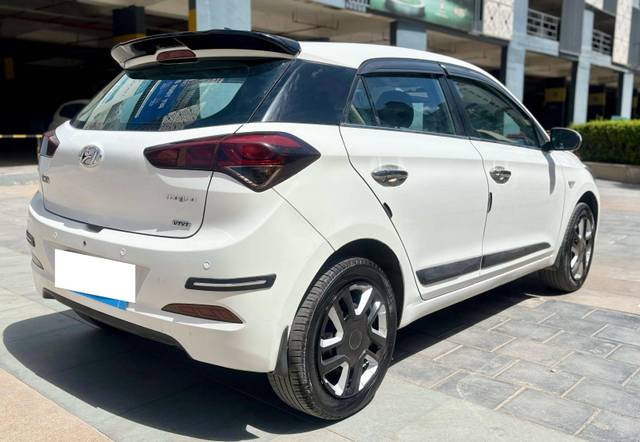 https://images10.gaadi.com/usedcar_image/4562837/original/processed_1475be6d231f1ca250224de7434e4ec6.jpg?imwidth=6401