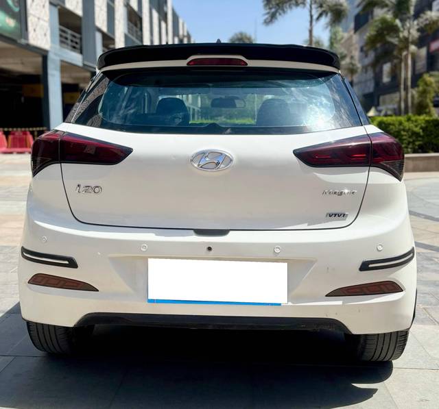 https://images10.gaadi.com/usedcar_image/4562837/original/processed_ba9a28efc2170af945b63f9af8407332.jpg?imwidth=6402