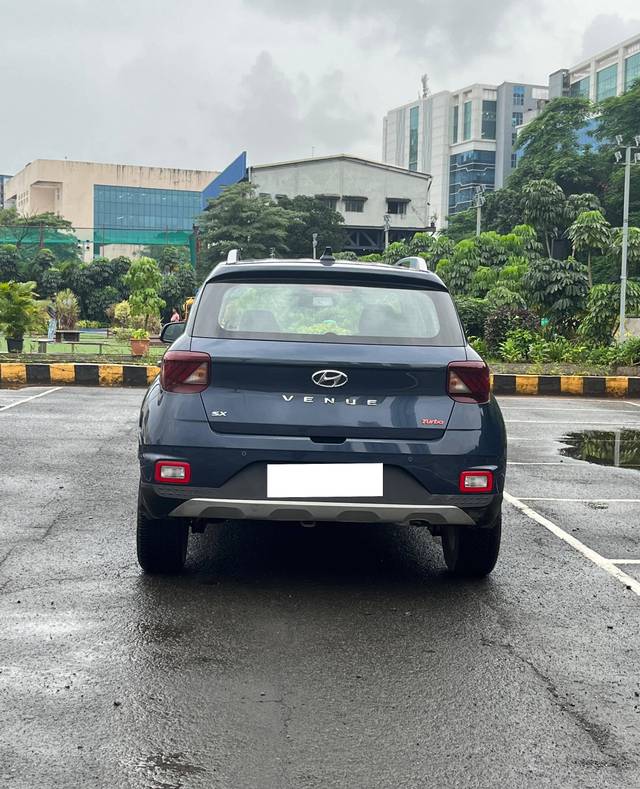https://images10.gaadi.com/usedcar_image/4562867/original/processed_1b94f3accaa51f3bccb02b91b9099687.jpg?imwidth=6402
