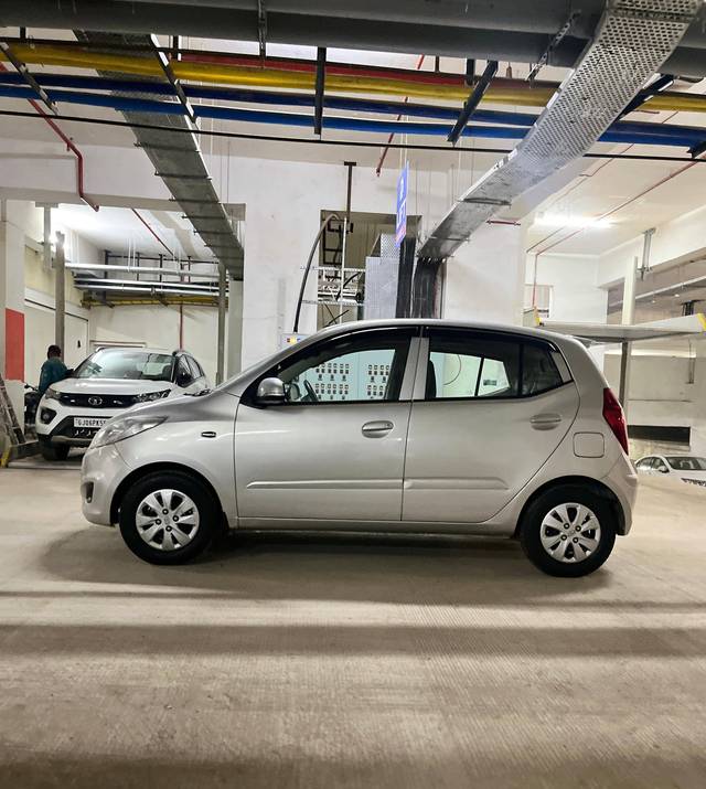 https://images10.gaadi.com/usedcar_image/4562875/original/processed_7d0a63ea31b7c70db1df54800227f8b6.jpeg?imwidth=6402