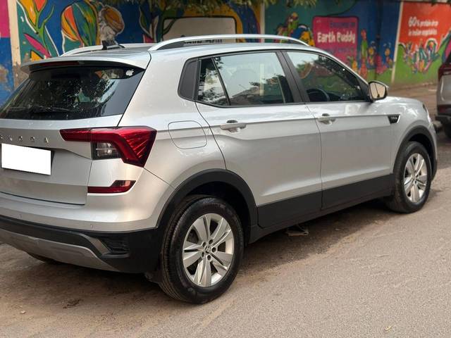 https://images10.gaadi.com/usedcar_image/4562894/original/processed_4fcdc79a75f7d76245f4ca822ebd2351.jpg?imwidth=6401