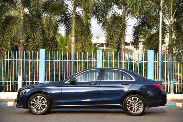 https://images10.gaadi.com/usedcar_image/4562950/original/processed_4a0ff4e06e29e22f7fef54ae7ba46861.jpg?imwidth=6402