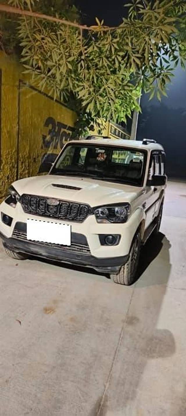 https://images10.gaadi.com/usedcar_image/4562957/original/processed_222e0d448a58637f191a3412d4bc9117.jpg?imwidth=6402