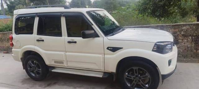 https://images10.gaadi.com/usedcar_image/4562957/original/processed_f724482ee32b12672b42d8a39103c331.jpg?imwidth=6400