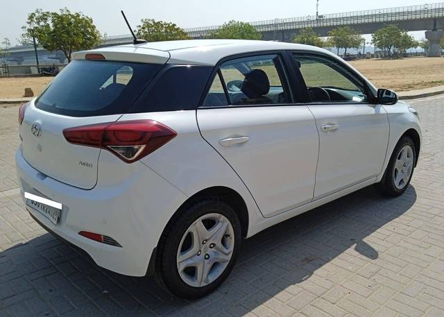 https://images10.gaadi.com/usedcar_image/4562973/original/processed_a5933691e4b855f9d0d7c0a94441c5d6.jpg?imwidth=6401