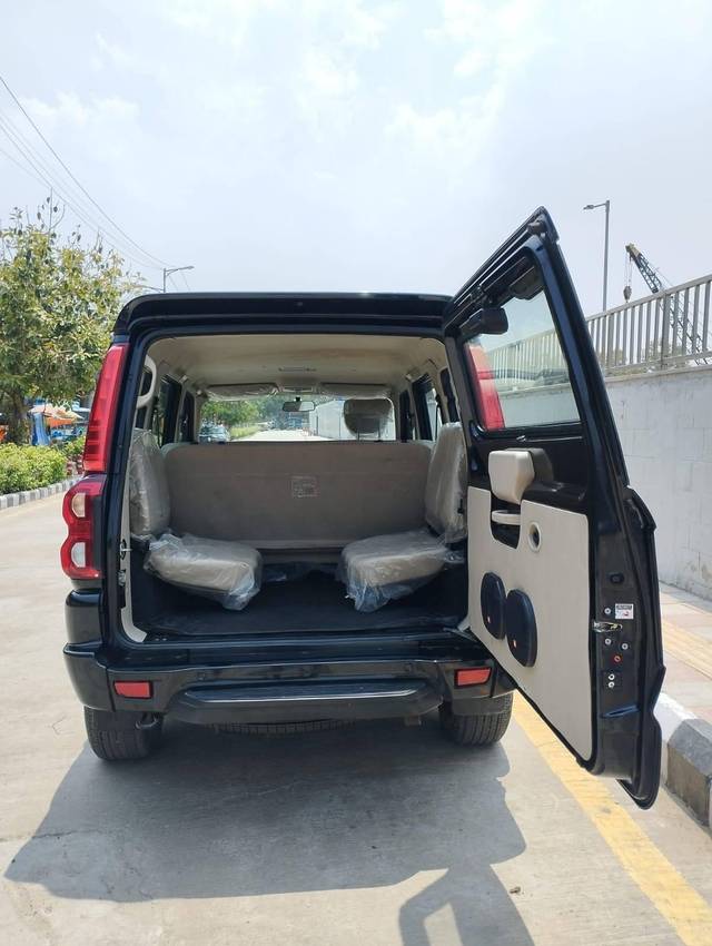 https://images10.gaadi.com/usedcar_image/4562982/original/processed_2cfcd6d947106b631aaae757401d886c.jpg?imwidth=6402