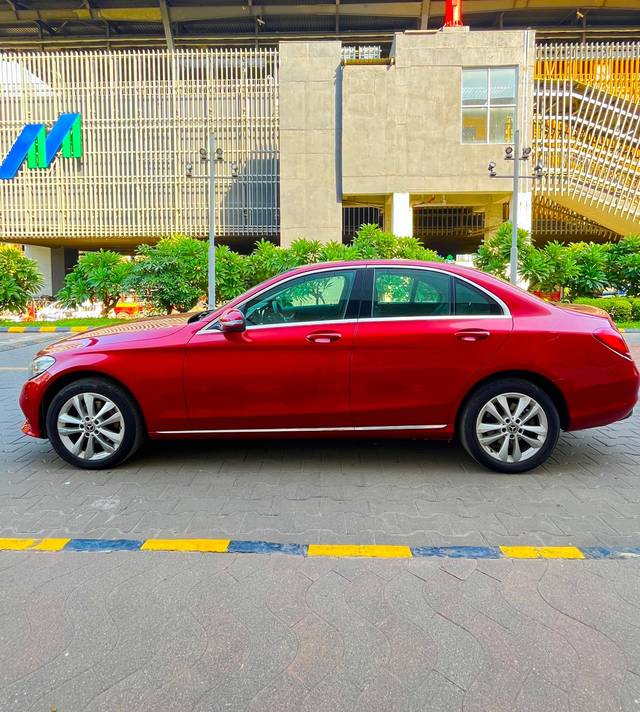 https://images10.gaadi.com/usedcar_image/4563022/original/677fc3af7e768f722e364686300df13f.jpg?imwidth=6402
