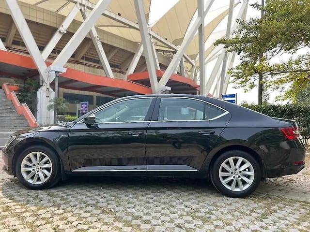 https://images10.gaadi.com/usedcar_image/4563104/original/9069d2ebadf3cda29a5a1c80aa22c3af.jpg?imwidth=6402