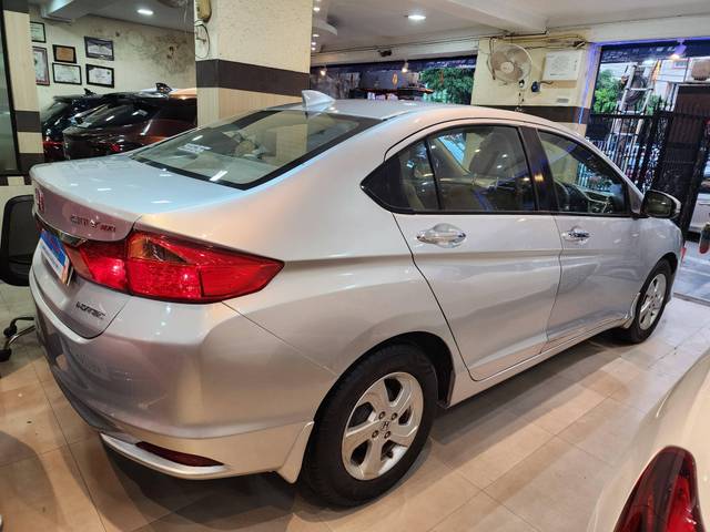 https://images10.gaadi.com/usedcar_image/4563134/original/processed_b7744814ac16d43a9897319b24322ee2.jpg?imwidth=6401