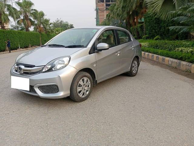 https://images10.gaadi.com/usedcar_image/4563148/original/processed_40e7ae219aea3b937527a97b5a3e644a.jpg?imwidth=6401