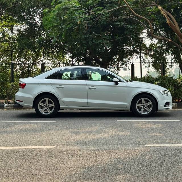 https://images10.gaadi.com/usedcar_image/4563149/original/3f73ff22a90331e5dcd78ed66711c47b.jpg?imwidth=6401