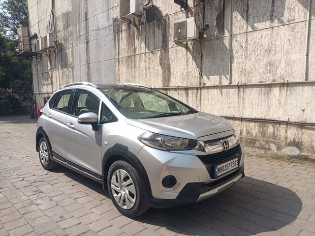 https://images10.gaadi.com/usedcar_image/4563155/original/processed_97860116b49bad000e08e267da3f8321.jpeg?imwidth=6400