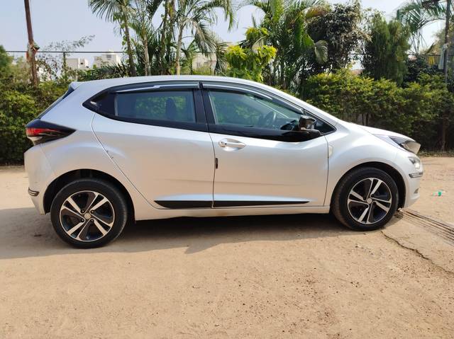 https://images10.gaadi.com/usedcar_image/4563156/original/ef4a62b7aae978e00547b84d48d9562f.jpg?imwidth=6401