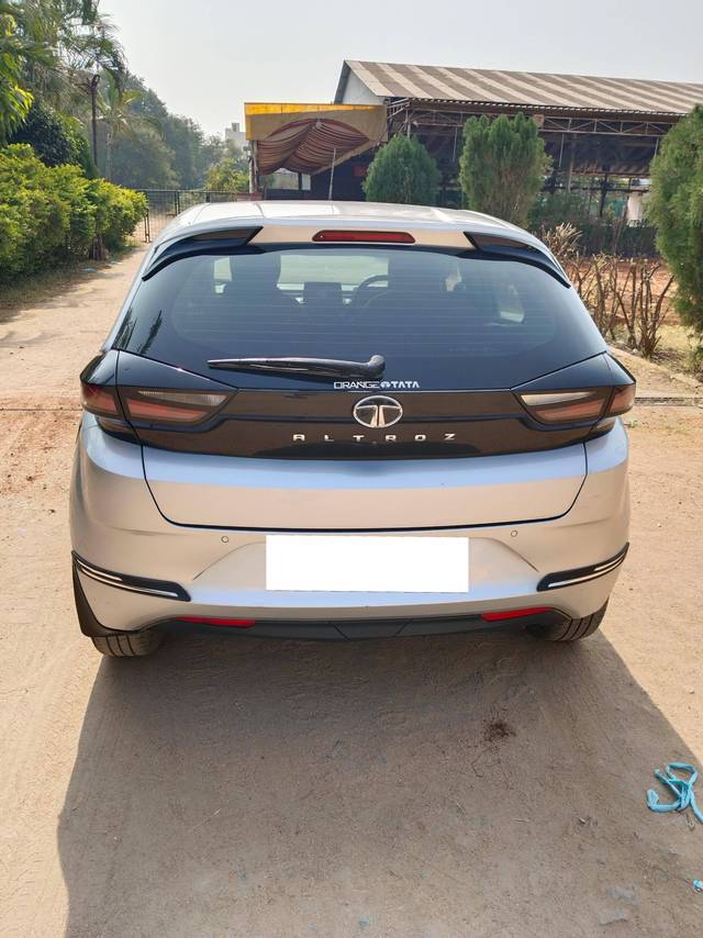 https://images10.gaadi.com/usedcar_image/4563156/original/processed_c996fce174ece314975693fa58933e83.jpg?imwidth=6402