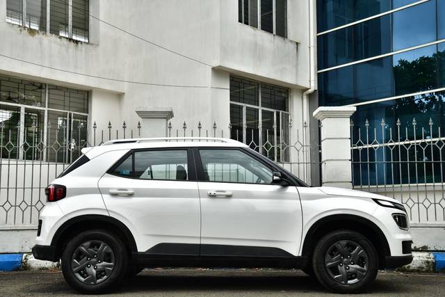 https://images10.gaadi.com/usedcar_image/4563296/original/eda8dbda09203a867ccd767c6002b490.jpg?imwidth=6401