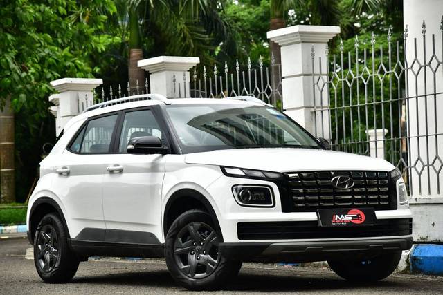 https://images10.gaadi.com/usedcar_image/4563296/original/processed_98c97457406ffdd08c83d1e4bb553cab.jpg?imwidth=6400