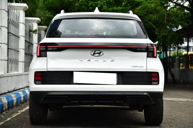 https://images10.gaadi.com/usedcar_image/4563296/original/processed_e39cbafe233dabaf3e2ec531e511b5c0.jpg?imwidth=6402
