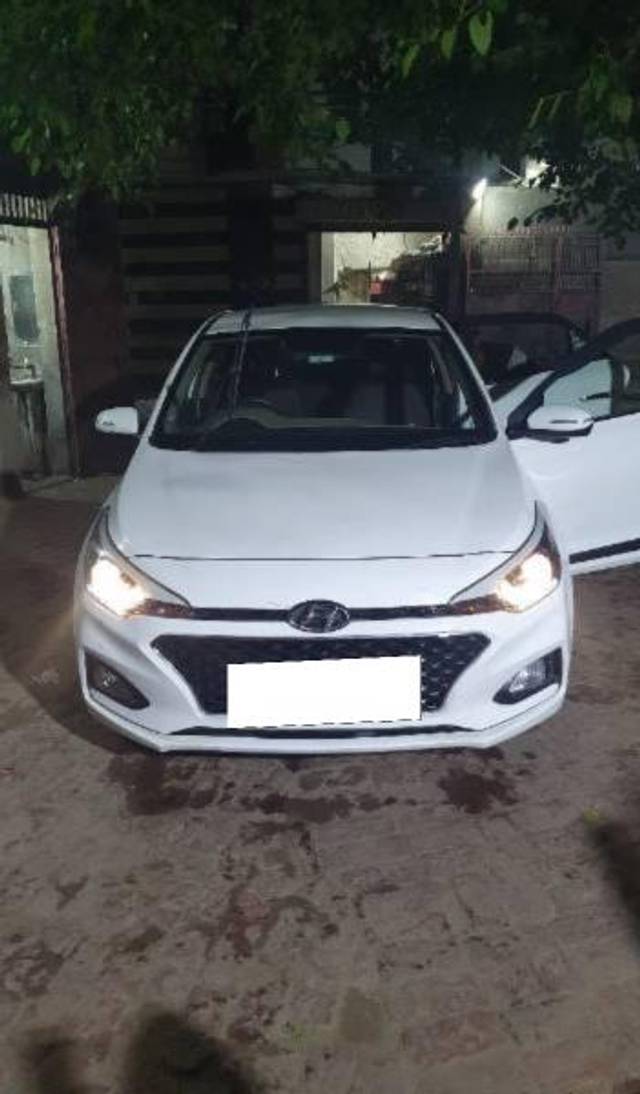 https://images10.gaadi.com/usedcar_image/4563380/original/processed_99bb3b41-93b6-4475-a48e-85608fb8bf12.jpg?imwidth=6400
