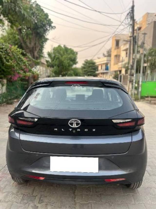https://images10.gaadi.com/usedcar_image/4563741/original/processed_fe12b226-12ee-429d-b95e-ab3e929cd4a2.jpeg?imwidth=6402