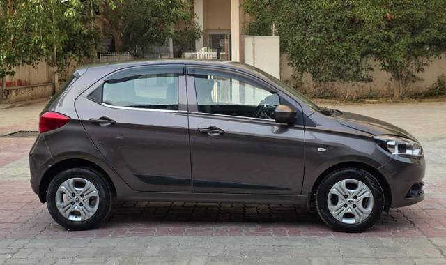 https://images10.gaadi.com/usedcar_image/4563851/original/processed_b235f28646b0c9f75535423b1eb67d3a.jpg?imwidth=6401