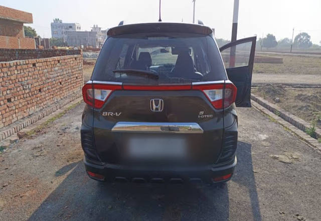 https://images10.gaadi.com/usedcar_image/4563977/original/54aac170-1014-498e-ac5c-d03c3a3ce34d.?imwidth=6401