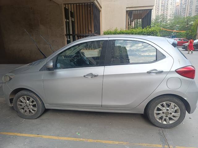 https://images10.gaadi.com/usedcar_image/4564103/original/d312594b-67ae-4fa0-944f-bc13c8013757.jpg?imwidth=6402