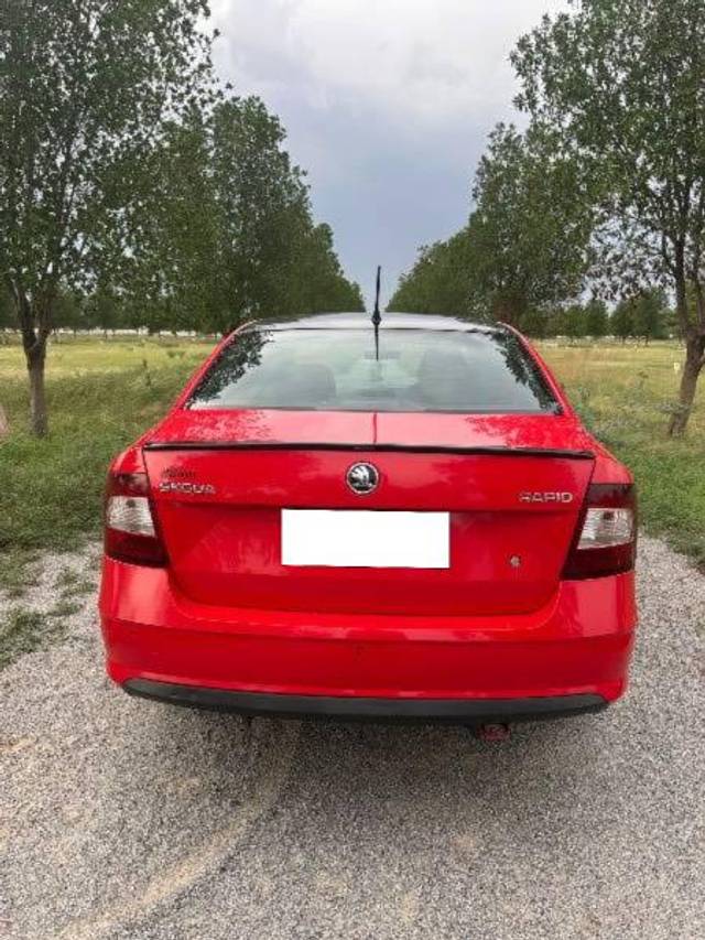 https://images10.gaadi.com/usedcar_image/4564135/original/processed_3e6d8c79-a431-47a5-b1a4-50c7d8cd1880.jpeg?imwidth=6402