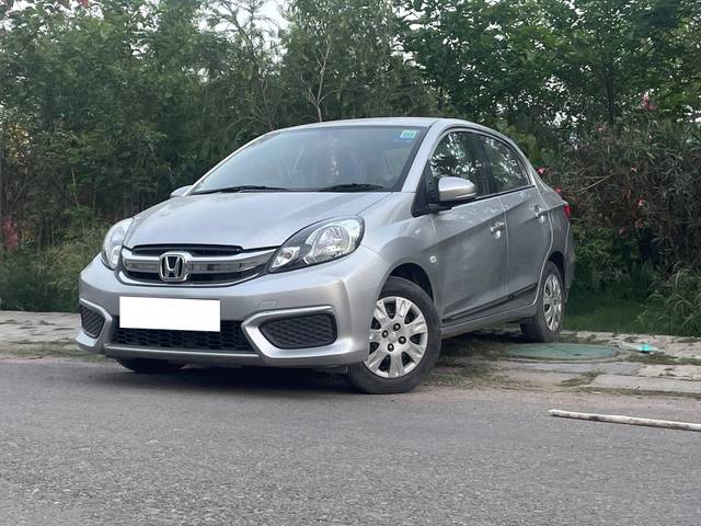 https://images10.gaadi.com/usedcar_image/4564156/original/processed_49f5044fa01a68e81ab4efc82468d934.jpg?imwidth=6402
