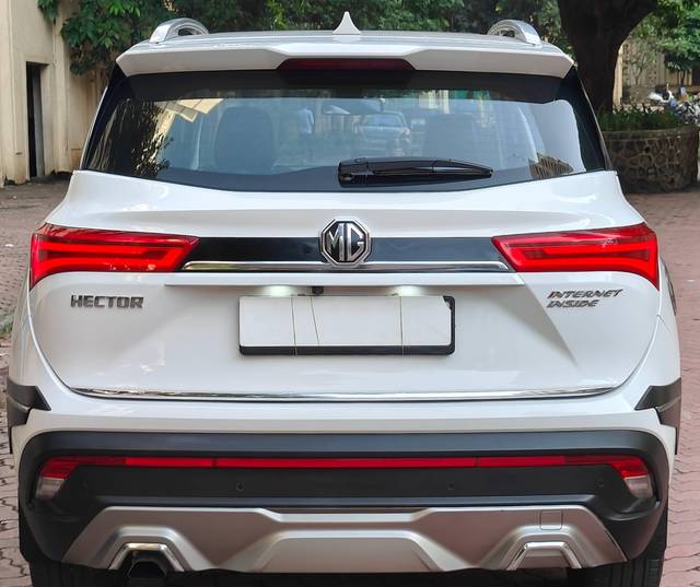 https://images10.gaadi.com/usedcar_image/4564259/original/processed_b706fbe334af2b23a93aa7d009c92094.jpg?imwidth=6402