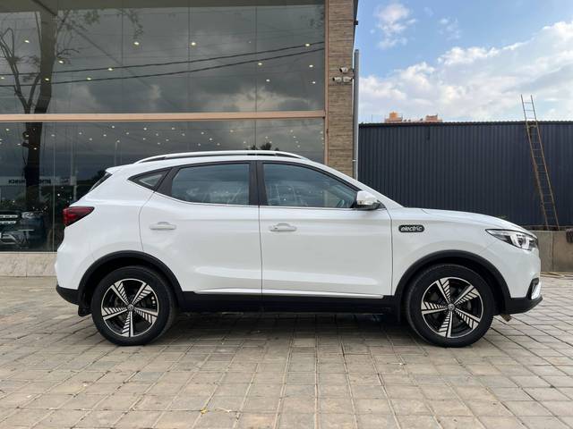 https://images10.gaadi.com/usedcar_image/4564285/original/processed_f5f6272fc8c6c26e4ebaf1f4c2f90882.jpg?imwidth=6401