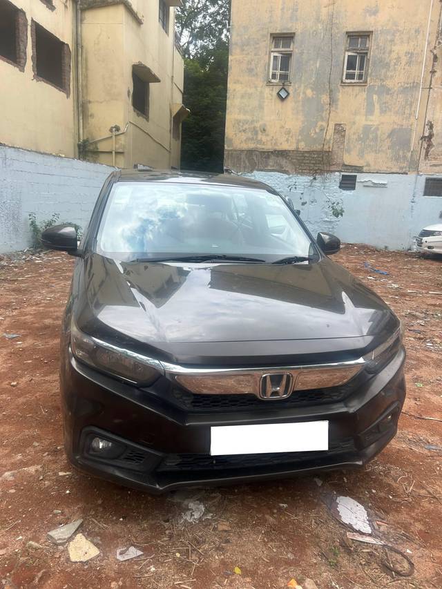 https://images10.gaadi.com/usedcar_image/4564293/original/processed_39c0d980-abbd-4e06-984f-de92515e8034.jpg?imwidth=6400