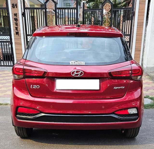 https://images10.gaadi.com/usedcar_image/4564350/original/processed_a9cf7295cf4ed18754be78b1ef3ed064.jpg?imwidth=6402