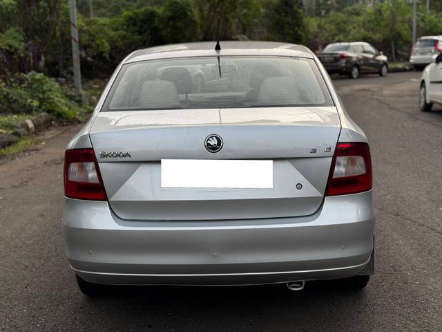 https://images10.gaadi.com/usedcar_image/4564359/original/processed_4412ea0546e3d6d1adcd407b3460c0f3.jpg?imwidth=6402