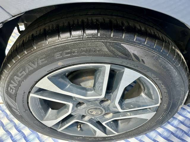 https://images10.gaadi.com/usedcar_image/4564361/original/9f9fc07bbc6dbad75cf1df7c2d5999a1.jpg?imwidth=6402